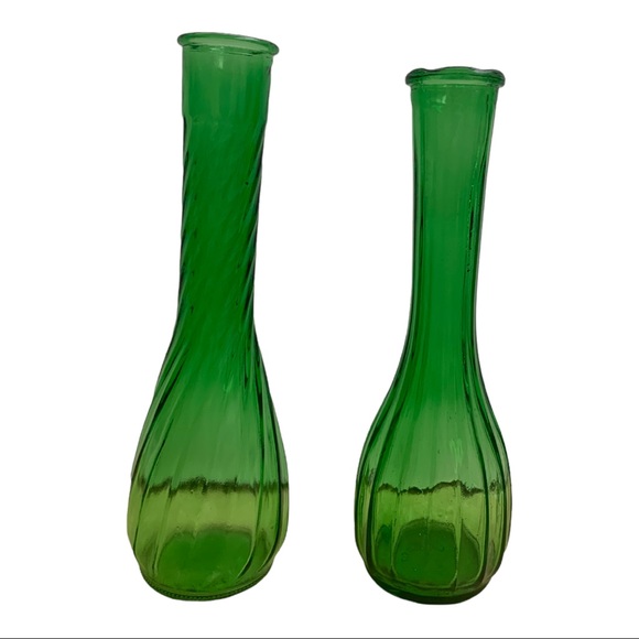 VTG Hoosier Emerald Green Glass Spiral & Ribbed Scallop Rim Bud Vase Set of Two - Picture 3 of 9
